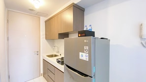 Studio Deluxe | Cuisine privée | Réfrigérateur, plaque de cuisson, cuiseur de riz