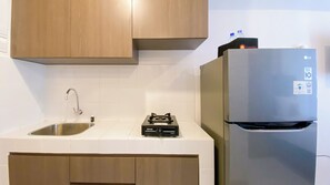 Fridge, stovetop, rice cooker - Cozy And Good Choice Studio Apartment At Tokyo Riverside Pik 2 (Teluknaga)