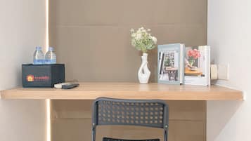 Deluxe Studio | Desk