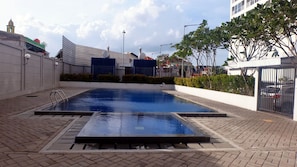 Outdoor pool - Simply Look And Comfy Studio Tifolia Apartment (Jakarta)