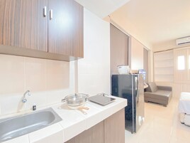 Deluxe Studio | Private kitchen | Fridge, stovetop, rice cooker