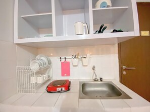 Refrigerador, placa de cocina, arrocera, mesa de comedor