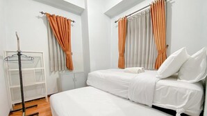 Ein Hotelzimmer mit einem Bett, einem Schrank und einem Wäscheständer.