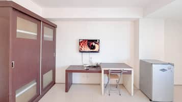 Deluxe Studio | Desk