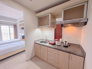 Monolocale Deluxe | Cucina privata | Frigorifero, piano cottura, risottiera