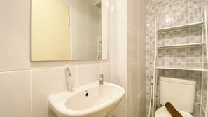 Monolocale Deluxe | Bagno | Doccia, set di cortesia gratuito, asciugamani, sapone