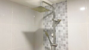 Deluxe-Apartment | Badezimmer | Dusche, kostenlose Toilettenartikel, Handtücher, Seife