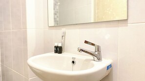 Deluxe Studio | Bathroom | Shower, free toiletries, towels, soap