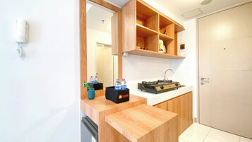 Frigobar, placa de cocina, arrocera