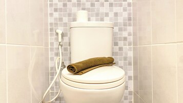 Ducha, artículos de tocador gratuitos, toallas, jabón