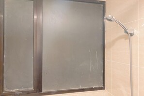 Apartemen Deluks | Kamar mandi | Shower, perlengkapan mandi gratis, handuk, dan sabun