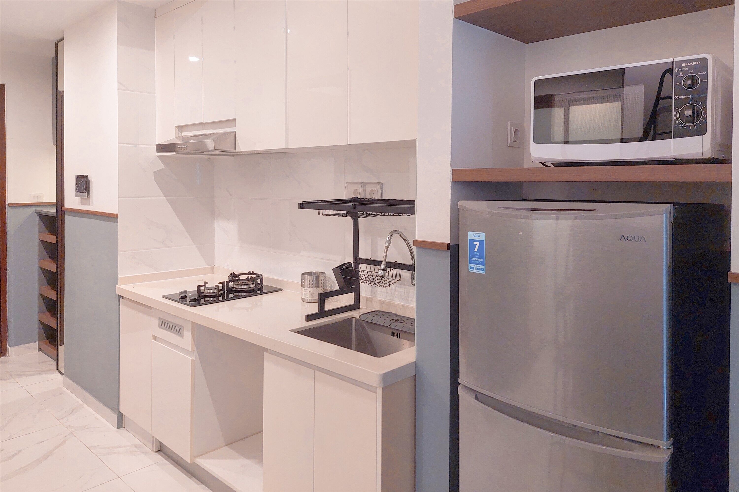 Deluxe Apartment | Private kitchen | Fridge, microwave, stovetop, rice cooker