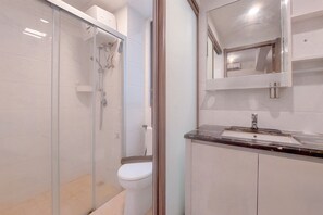 Deluxe-íbúð | Baðherbergi | Sturta, snyrtivörur án endurgjalds, handklæði, sápa