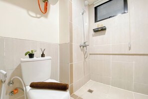 Deluxe Apartment | Bathroom | Shower, free toiletries, towels, soap
