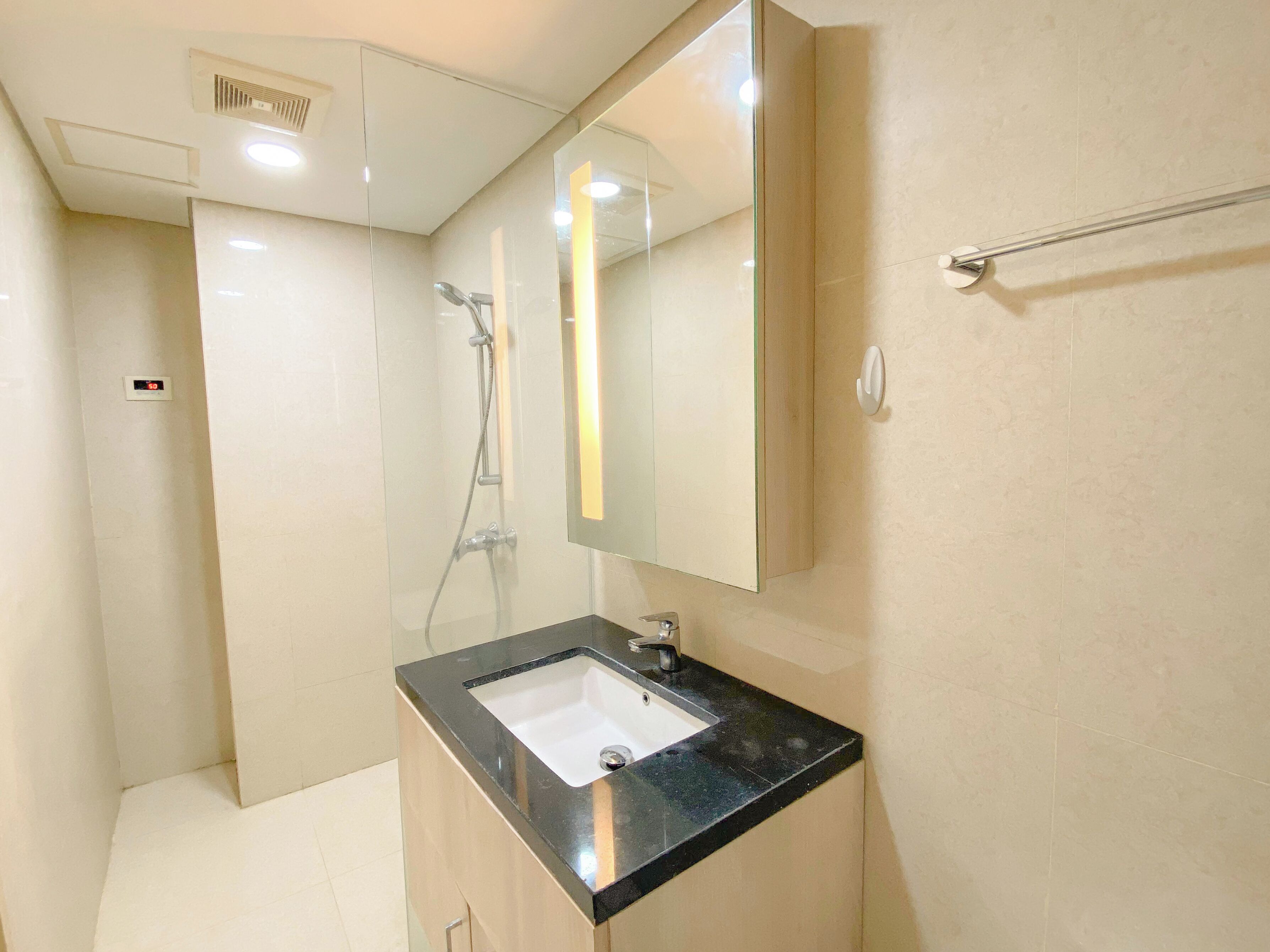 Deluxe Studio | Bathroom | Shower, free toiletries, towels, soap
