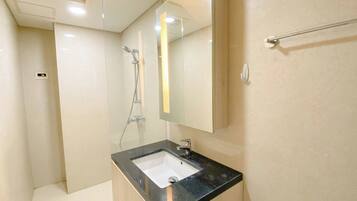 Deluxe Studio | Bathroom | Shower, free toiletries, towels, soap