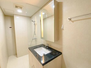 Deluxe Studio | Bathroom | Shower, free toiletries, towels, soap - Good And Homey Studio At The Pinnacle Apartment (Semarang)
