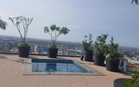 Una piscina al aire libre