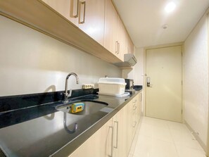 Deluxe Studio | Private kitchen | Fridge, microwave, stovetop, rice cooker - Good And Homey Studio At The Pinnacle Apartment (Semarang)