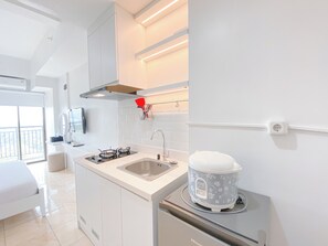 Deluxe Studio | Private kitchen | Fridge, stovetop, rice cooker - The Stylish Studio At Tamansari Panoramic Apartment (Bandung)