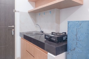 Studio Deluxe | Cuisine privée | Réfrigérateur, plaque de cuisson, cuiseur de riz