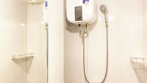 Deluxe Studio | Bathroom | Shower, free toiletries, towels, soap