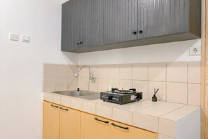 Appartement Deluxe | Cuisine privée | Réfrigérateur, plaque de cuisson, cuiseur de riz, tables à manger