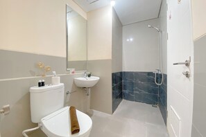Deluxe Apartment | Bathroom | Shower, free toiletries, towels, soap