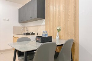 Deluxe Apartment | Dining room
