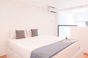 Deluxe Studio | Desk