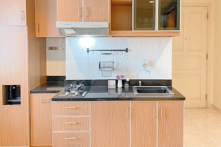 Refrigerador, microondas, placa de cocina, arrocera