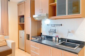 Private kitchen - Cozy And Elegant 1Br Apartment The Boulevard (Jakarta)