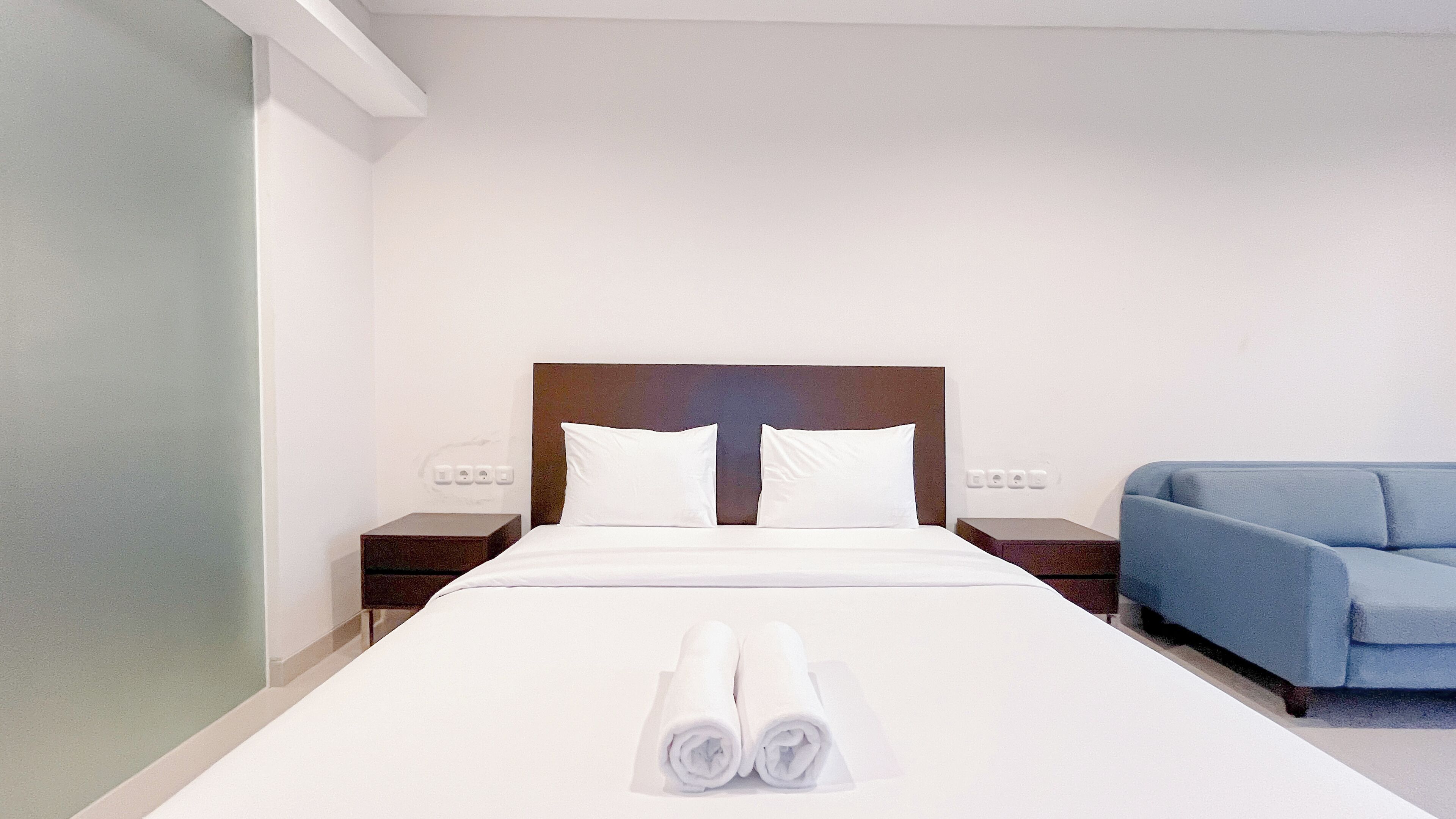 Deluxe Studio | Desk