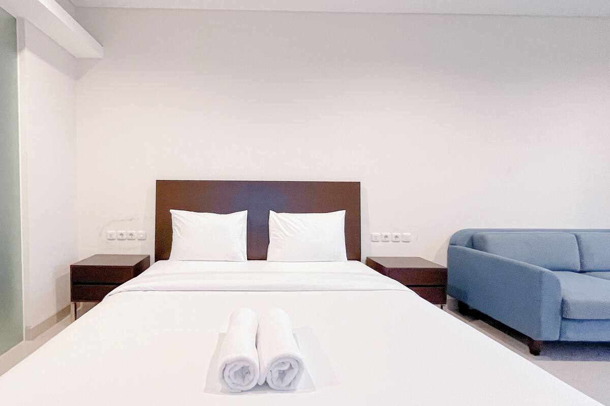 Deluxe Studio | Desk