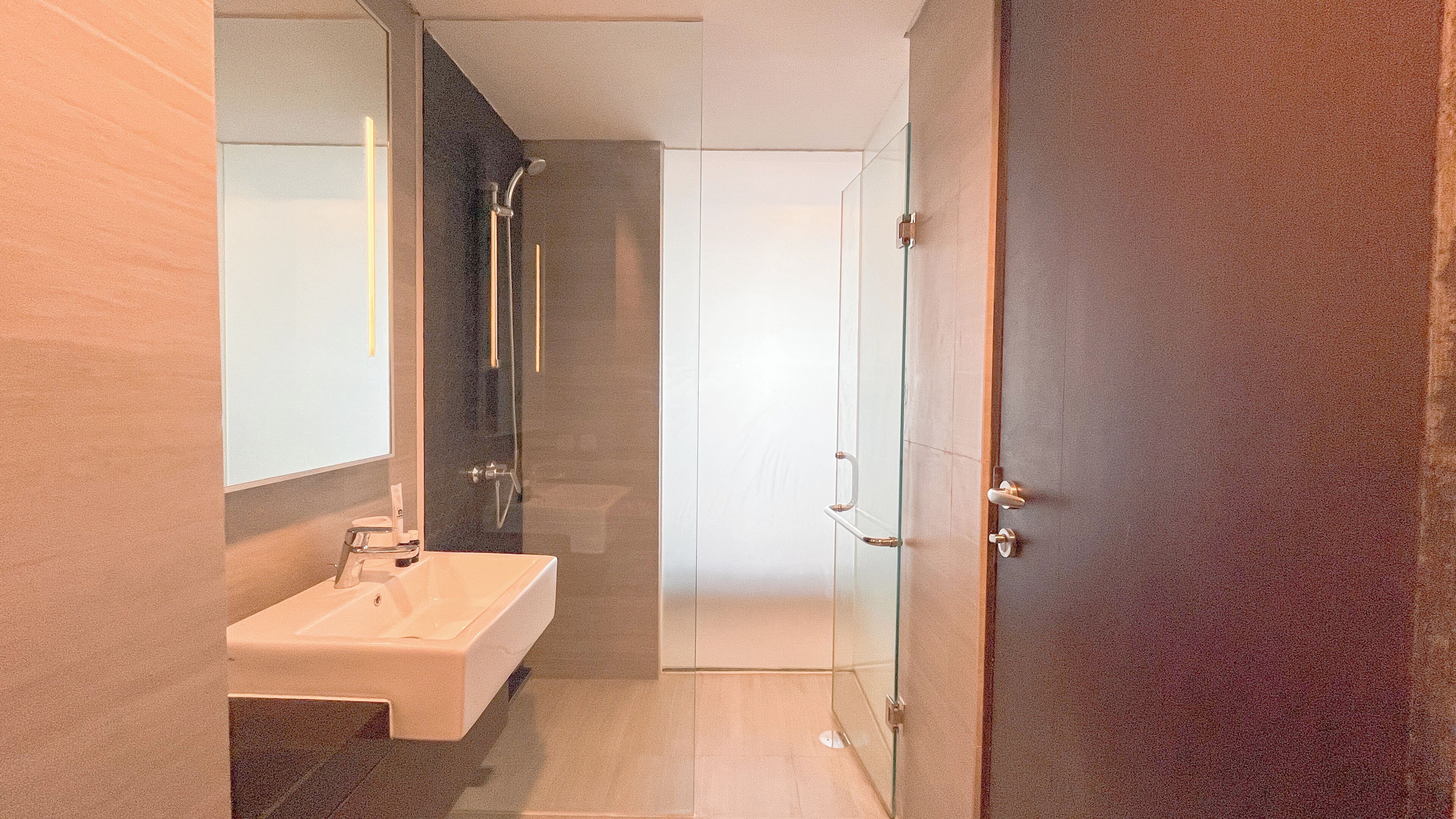 Deluxe studio | Badkamer | Een douche, gratis toiletartikelen, handdoeken, zeep