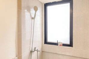 Deluxe-Apartment | Badezimmer | Dusche, kostenlose Toilettenartikel, Handtücher, Seife