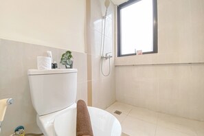 Apartemen Deluks | Kamar mandi | Shower, perlengkapan mandi gratis, handuk, dan sabun