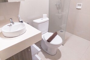 Departamento Deluxe | Baño | Regadera, amenidades de baño gratuitas, toallas, jabón 