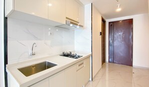 Deluxe Apartment | Dapur peribadi | Peti sejuk, dapur, periuk nasi, meja makan 