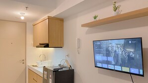 Deluxe Studio | Private kitchen | Fridge, stovetop, rice cooker - Cozy And Great Deal Studio Apartment At Tokyo Riverside Pik 2 (Teluknaga)