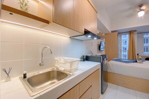 Private kitchen - Cozy And Great Deal Studio Apartment At Tokyo Riverside Pik 2 (Teluknaga)