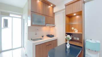 Deluxe Apartment | Private kitchen | Fridge, stovetop, rice cooker