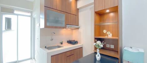 Deluxe Apartment | Private kitchen | Fridge, stovetop, rice cooker