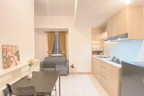 Apartamento luxo | Cozinha privada | Geladeira, cooktop, panela elétrica de arroz, mesas de jantar