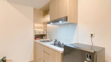 Lägenhet Deluxe | Eget kök | Kylskåp, spishäll, riskokare och matbord