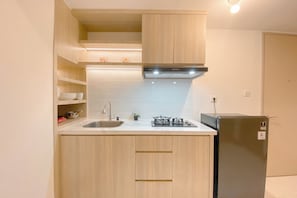 Apartamento luxo | Cozinha privada | Geladeira, cooktop, panela elétrica de arroz, mesas de jantar