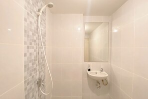 Deluxe Apartment | Bathroom | Shower, free toiletries, towels, soap