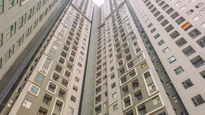 A high-rise residential building with multiple balconies, large windows, and a modern architectural design. - Best Choice And Homey 1Br Apartment Royal Olive Residence (Jakarta)