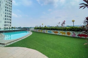 Outdoor pool - Good Deal And Strategic Studio At Patraland Urbano Apartment (Bekasi)