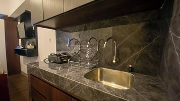 Deluxe-studiolejlighed | Privat køkken | Minikøleskab, kogeplade, riskoger